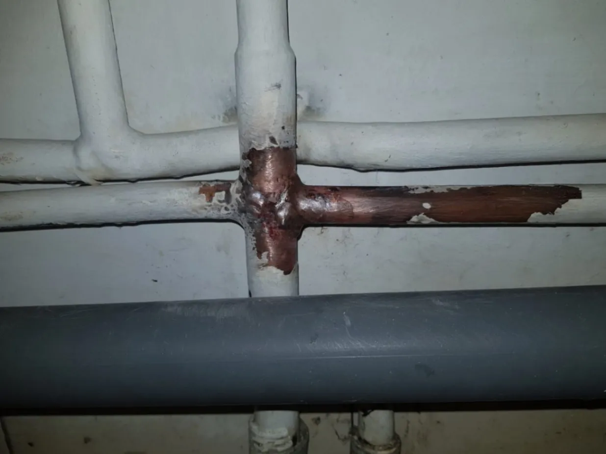 Canalisation exposée au gel dans un local non chauffé de la Loire