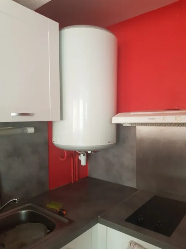 Chauffe-eau installé au-dessus d’un plan de travail de cuisine