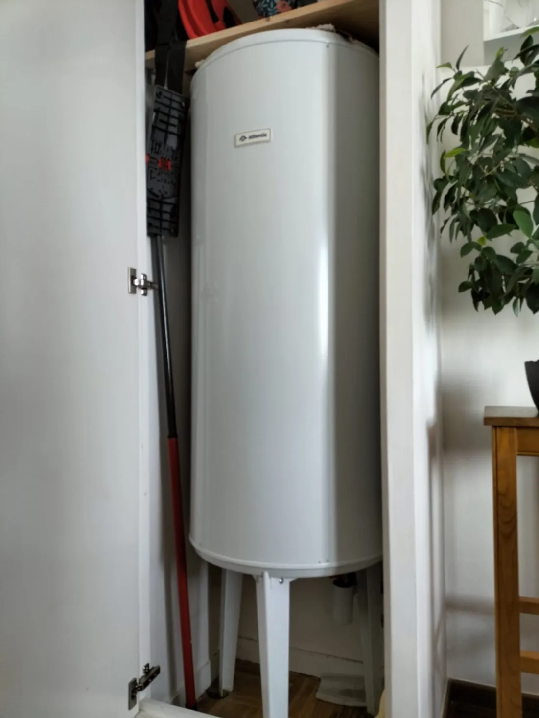 Chauffe-eau thermodynamique installé dans un local technique à Saint-Étienne
