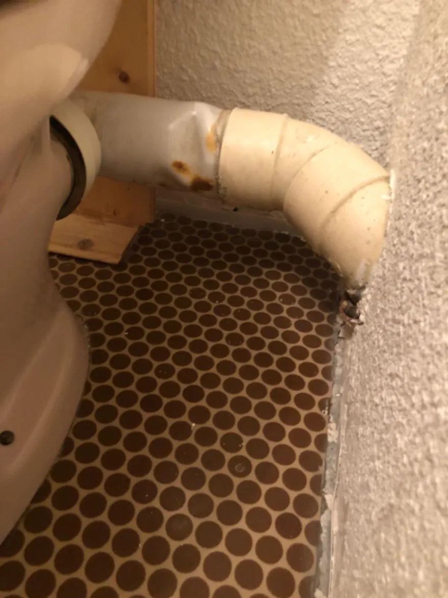 Coude d’évacuation PVC repris lors d’une intervention à Saint-Genest-Lerpt