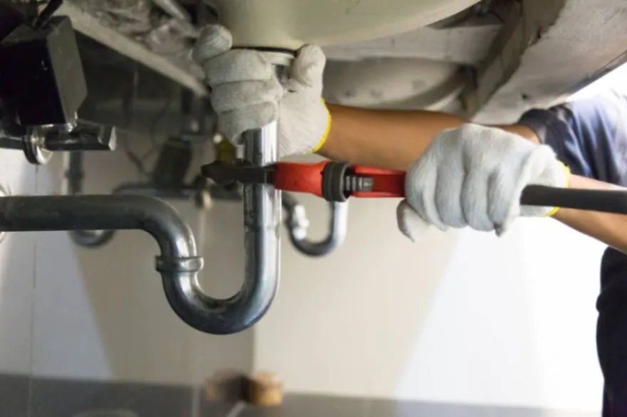 Démontage d’un siphon de lavabo bouché