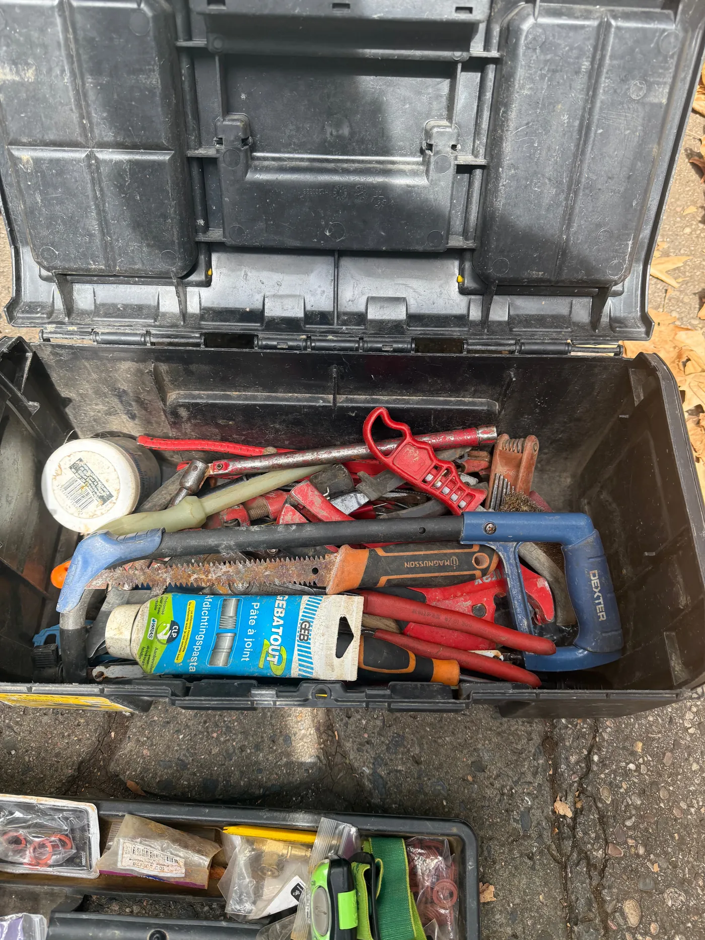 Caisse à outils de plombier équipée pour le dépannage