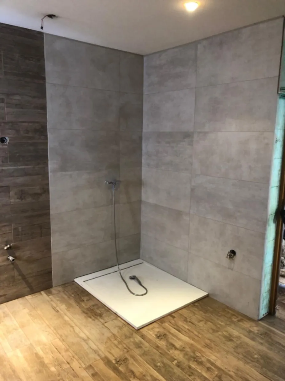Receveur de douche plain-pied posé en salle de bains