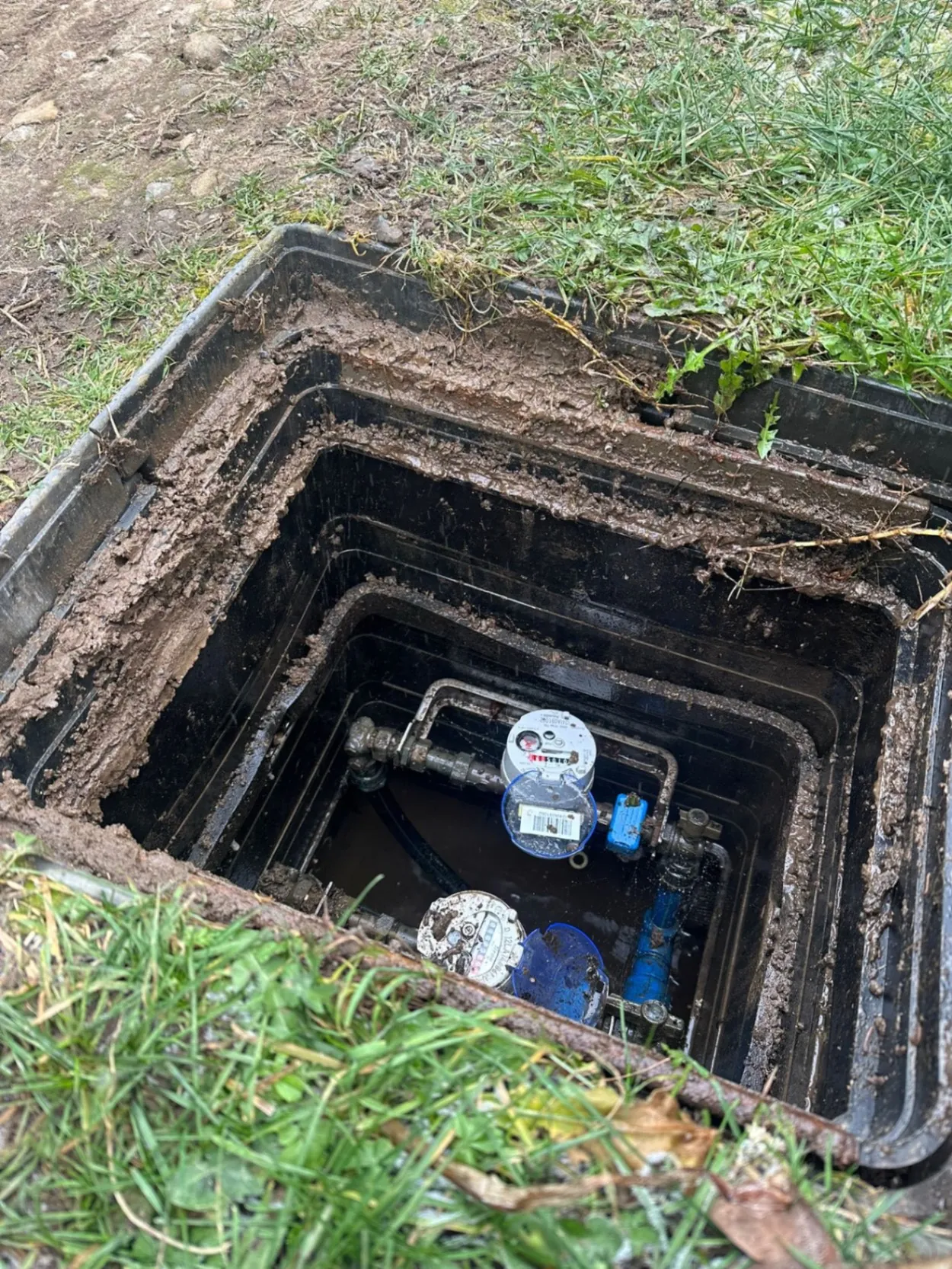 Ouverture d’un regard de canalisation extérieur pour débouchage dans la Loire
