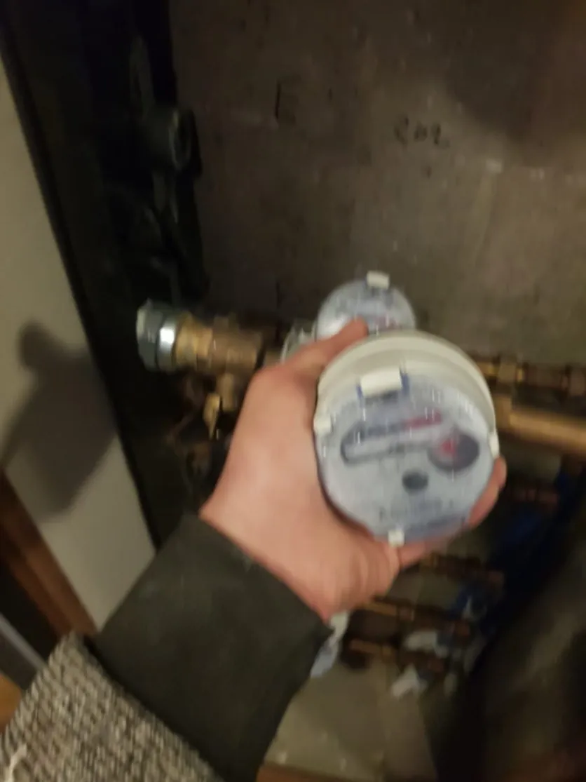 Relevé du compteur d’eau pour détecter une fuite invisible dans un logement de Saint-Étienne