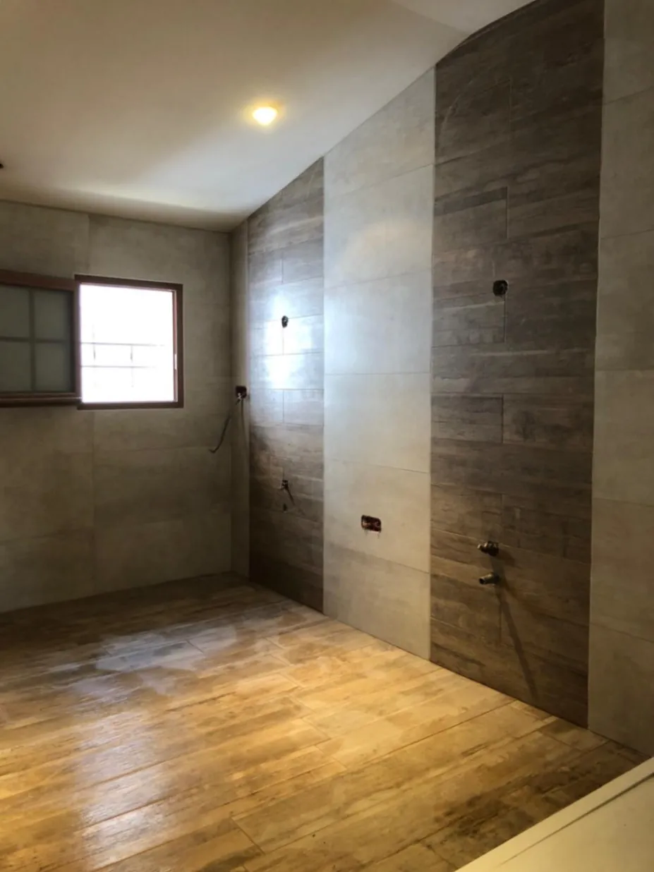 Salle de bains carrelée après rénovation sanitaire