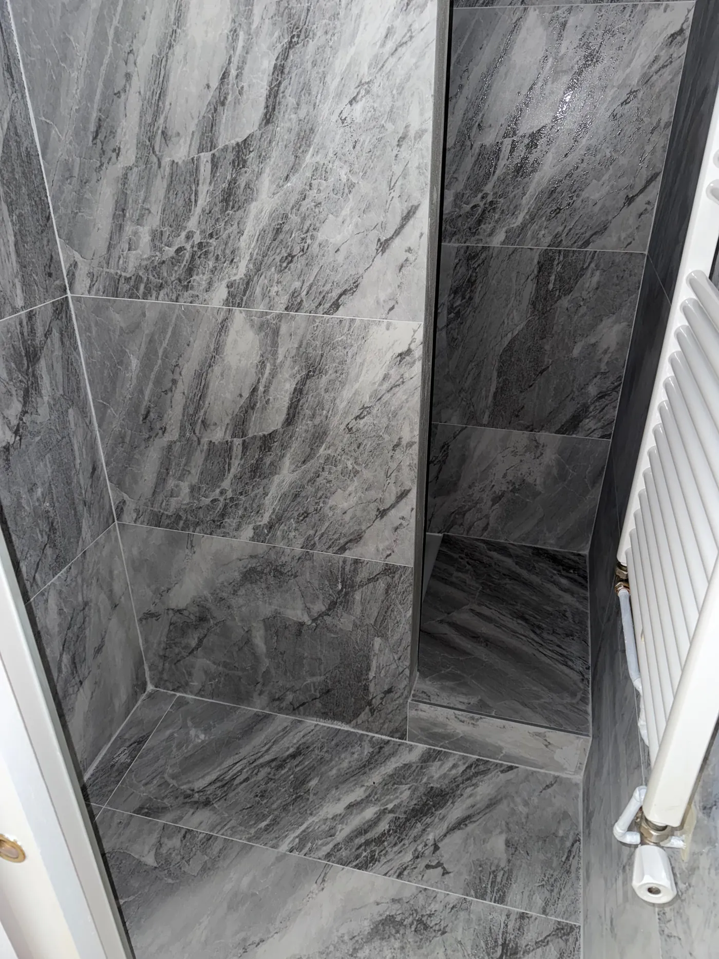 Salle de bains rénovée avec douche et robinetterie neuve