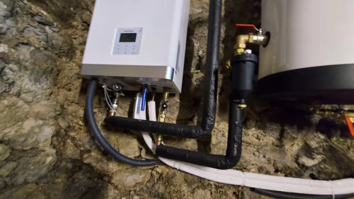 Travaux de plomberie sur une nourrice de distribution